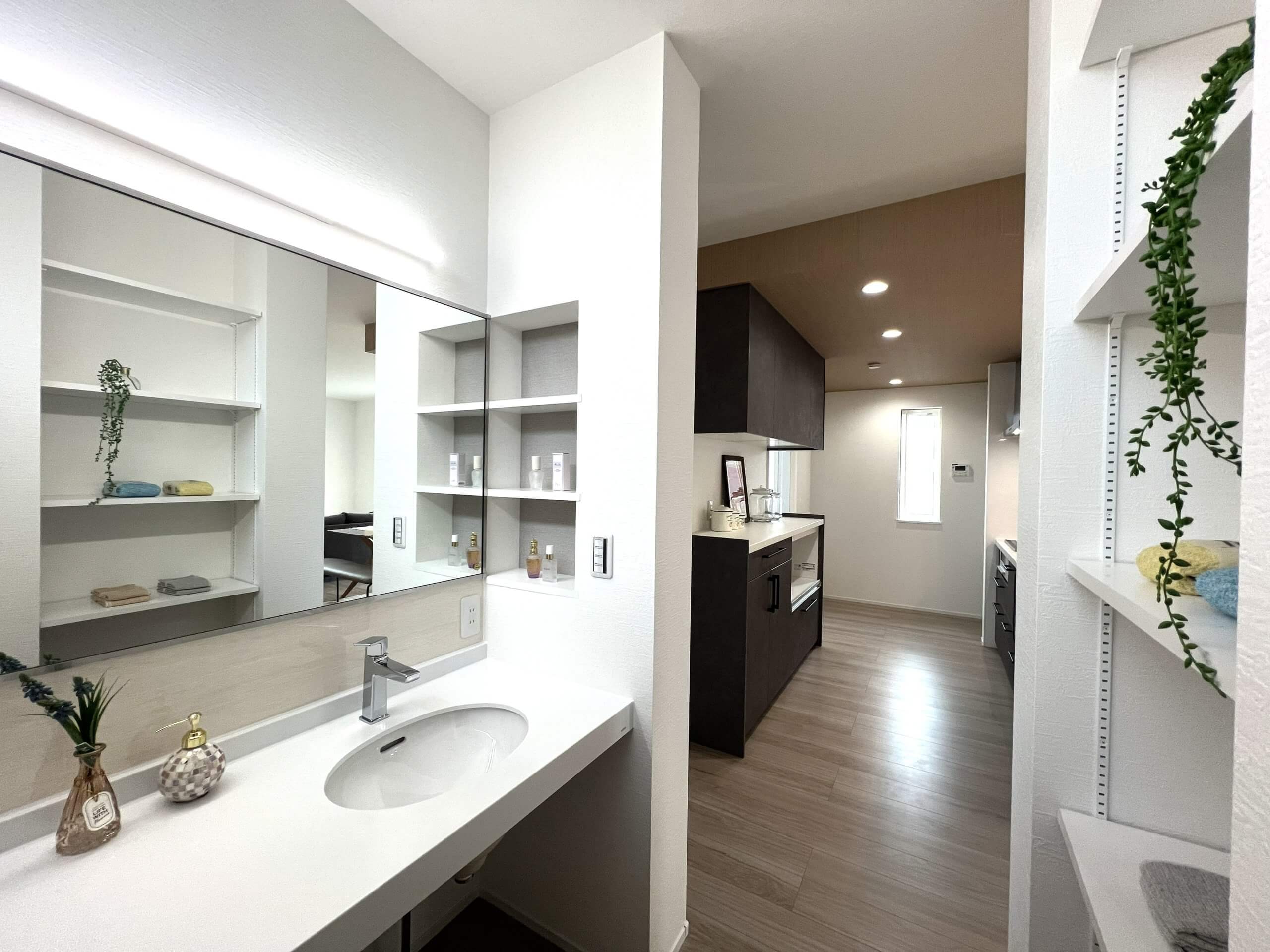 キッチンから洗面所への動線